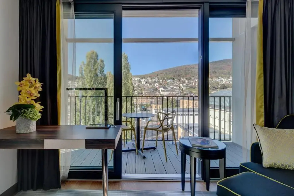 Executive room with balcony and with city view