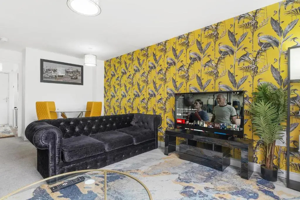 Luxury 2 Bed House City Centre ✘ BBQ & GARDEN ☆ FAMILY FRIENDLY→ Swingball & Outdoor Furniture - FREE PARKING → With 50 Inch Smart TV, FREE NETFLIX & WIFI ✘ Comfy Seating Area - BY MAEVELA®