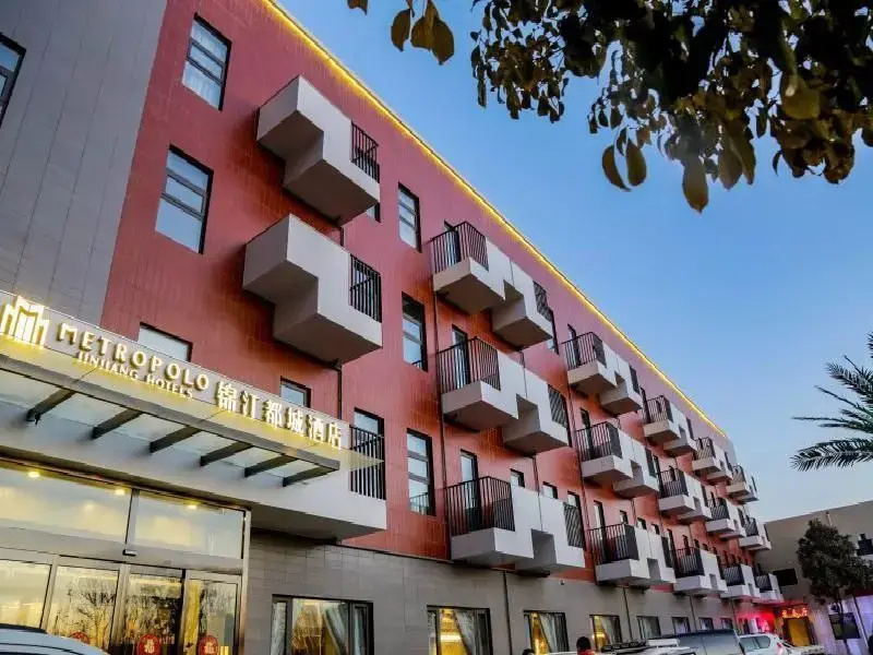 Metropoloxuchang Wenfeng Road Central Park Hote