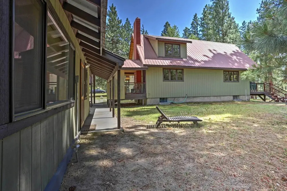 Romantic Riverfront Cottage - 1 Mile to Winthrop!