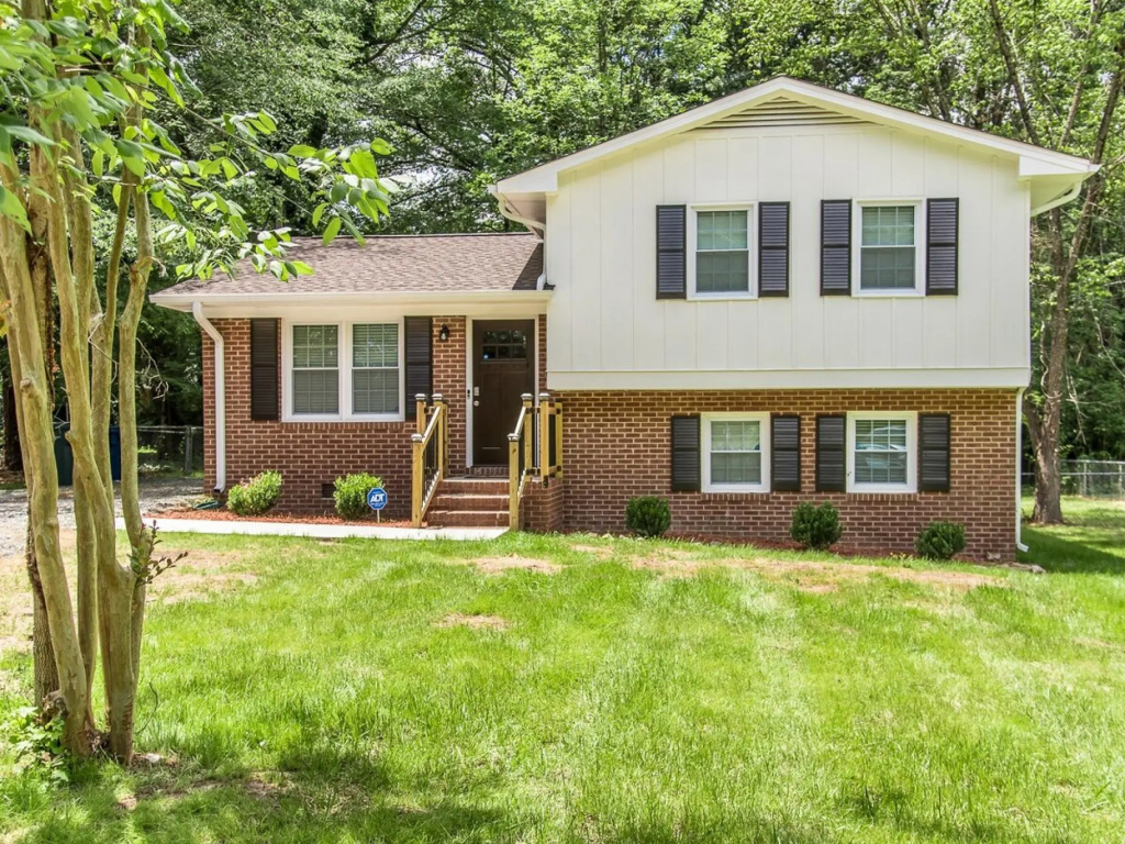 Single-family Home With Spacious Backyard