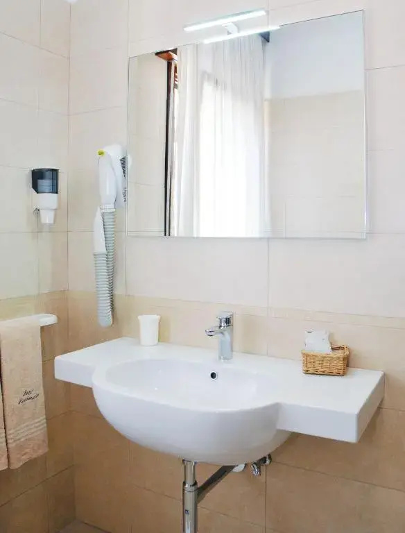 Standard Triple room with sea view