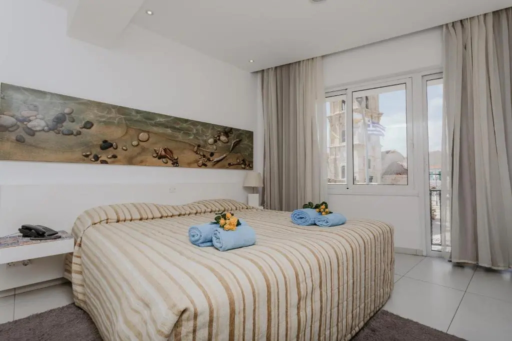 Double room with balcony and with city view (full double bed)
