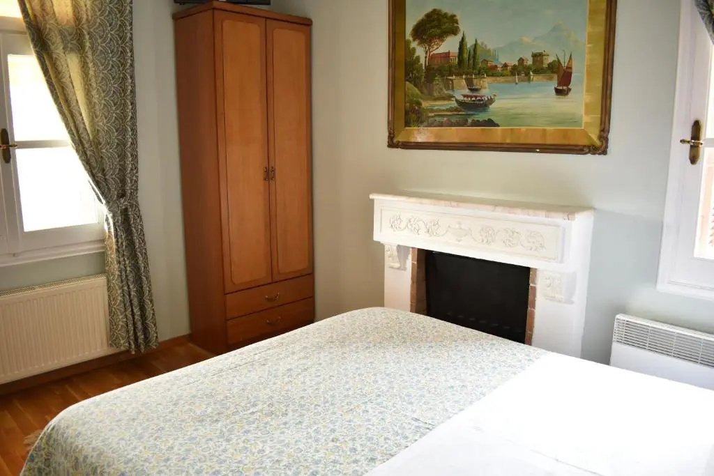 Standard Double room with lake view (full double bed)