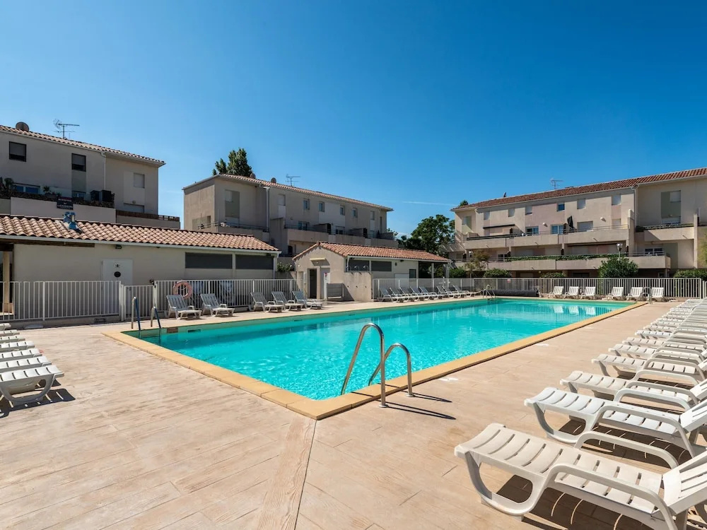 Afficher la photo 8 — Chic Coastal Pool View Apartment for 6