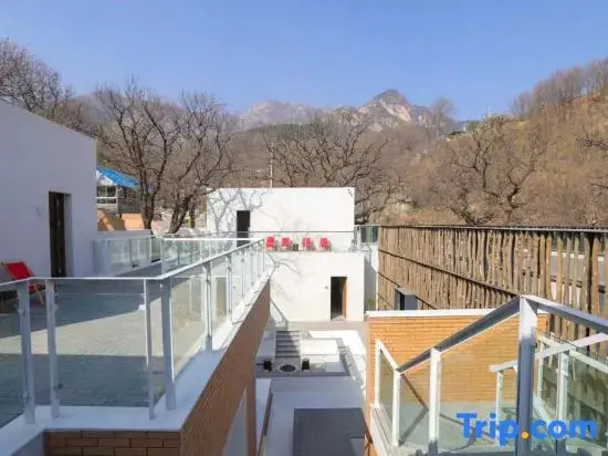 Yimeng Bookstore (Mengshan Baihuayu Scenic Area Store)