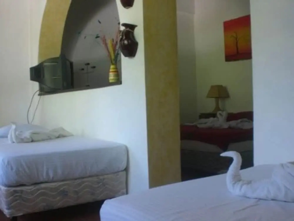 一臥室標準四人房,帶有泳池景觀單人床