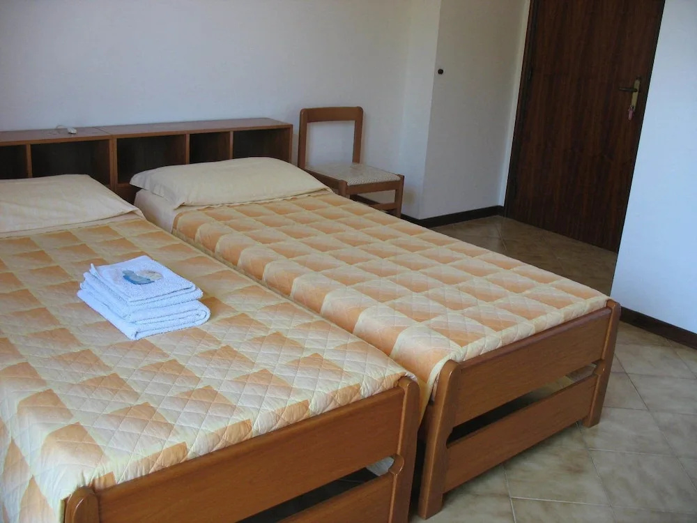 Economy Double Basement room with garden view (full double bed)