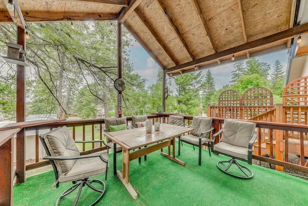Eagle's Nest - Hot Tub, Deck & Prime Location 2 Bedroom Cabin - фото 16