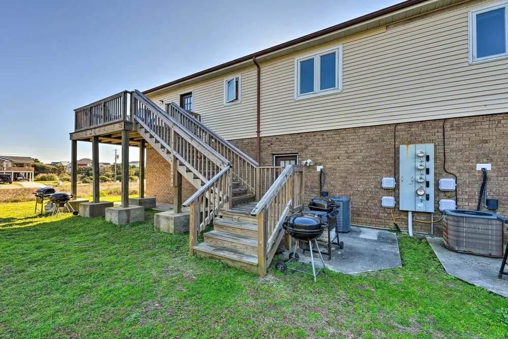 'east of the Sun' Beachside Apartment w/ Deck!