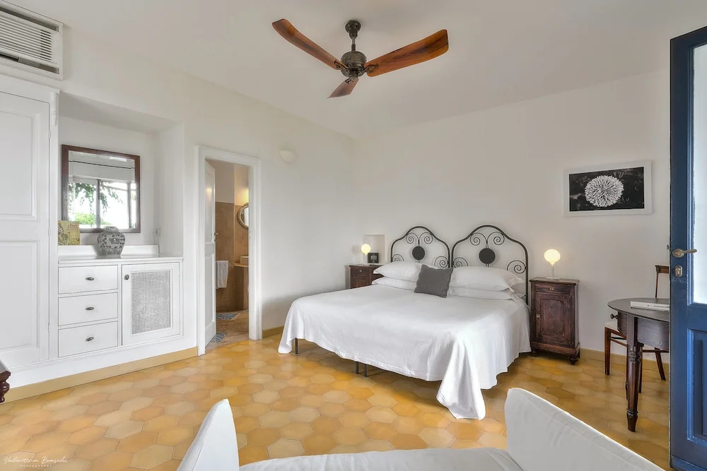 Deluxe Double room (full double bed)