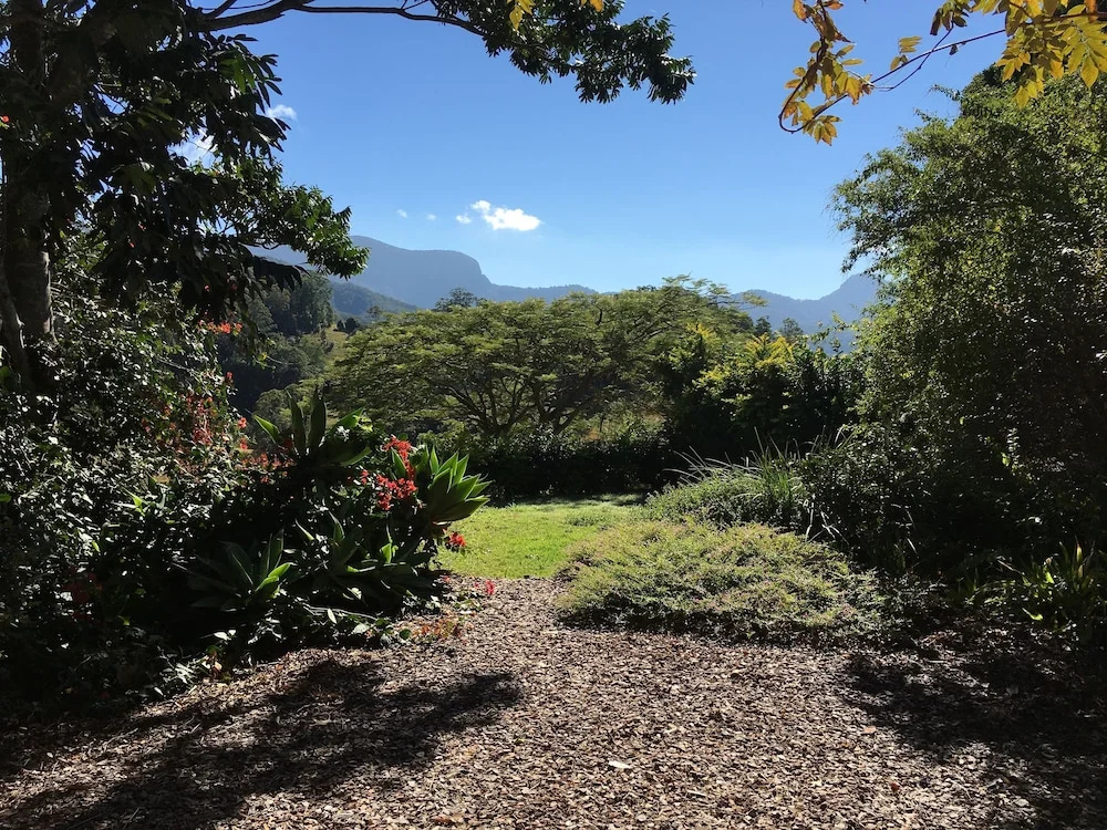 標準雙人套房，帶有露台和山景，附帶雙人加大床