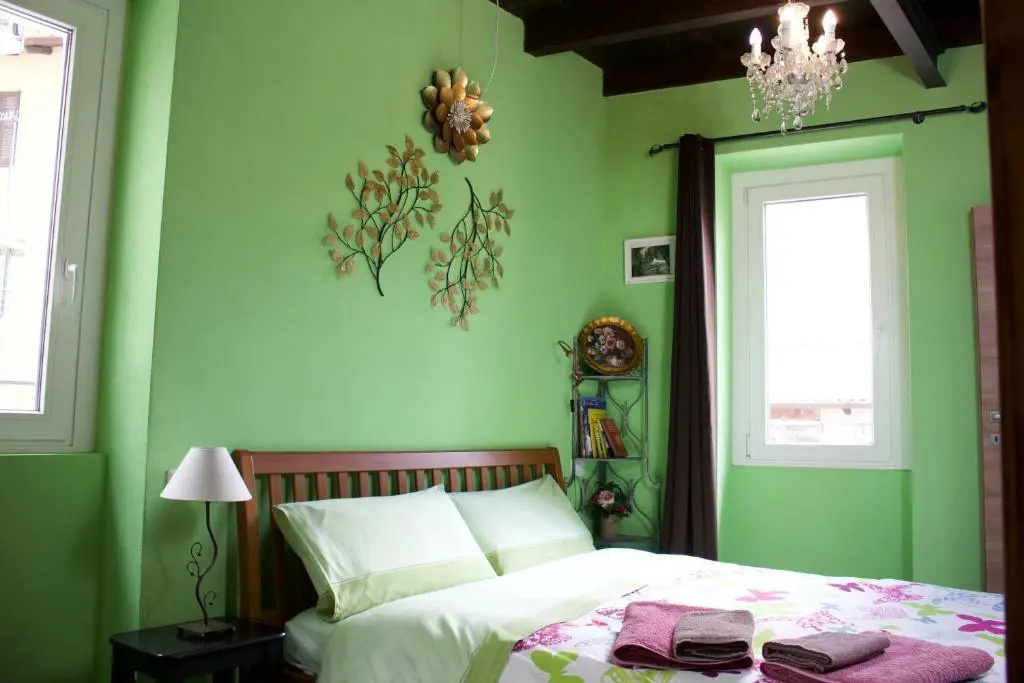Classic Double room with courtyard view (full double bed)