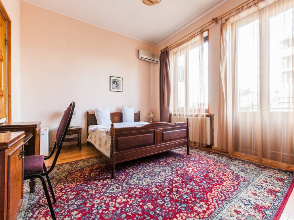 Гостиницы в тбилиси недорого в центре. Royal Hotel Тбилиси. Marcos Hotel Тбилиси. Отели в Тбилиси недорого. Отель "ориён".