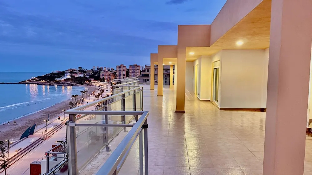 Beachfront Penthouse, 360 Large Private Terrace