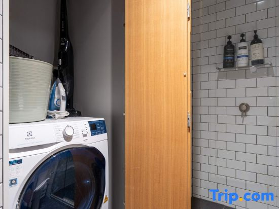 High-Rise CBD Apt L50 | Luxe City Views + Parking