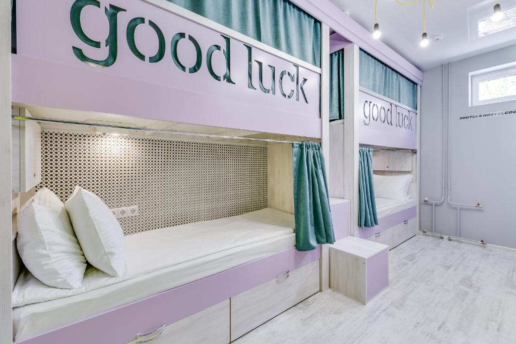 Кровать в общем номере (мужской номер) в Good luck