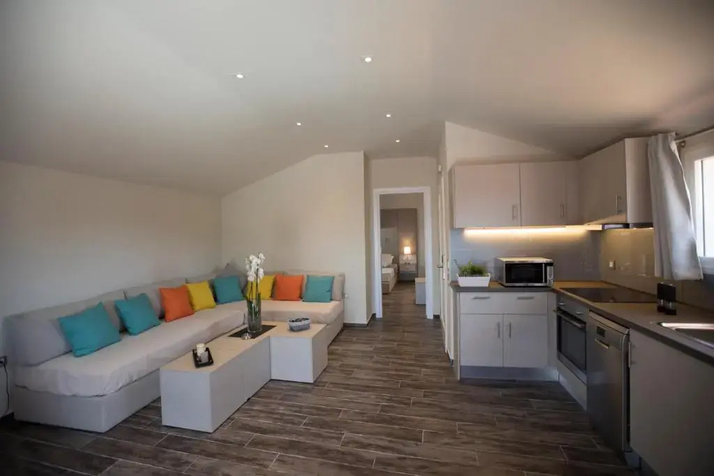Makris Yialos Apartments, ,