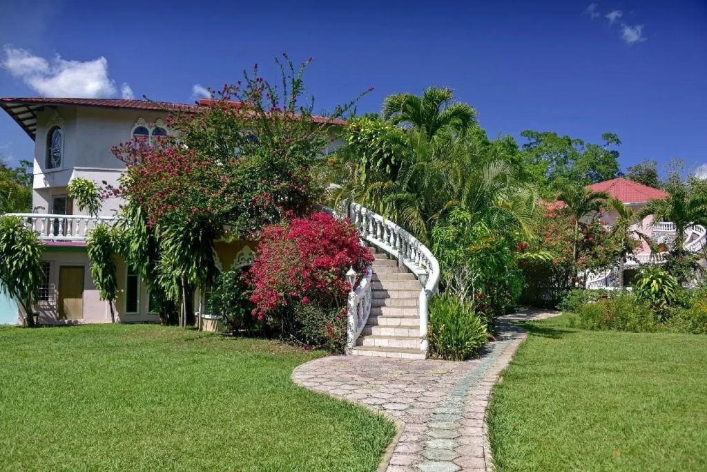 Banana Bank Lodge & Jungle Horseback Adventures