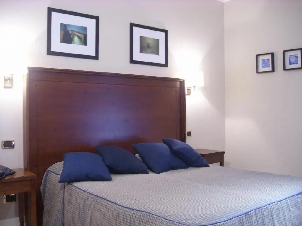 Double room (full double bed)