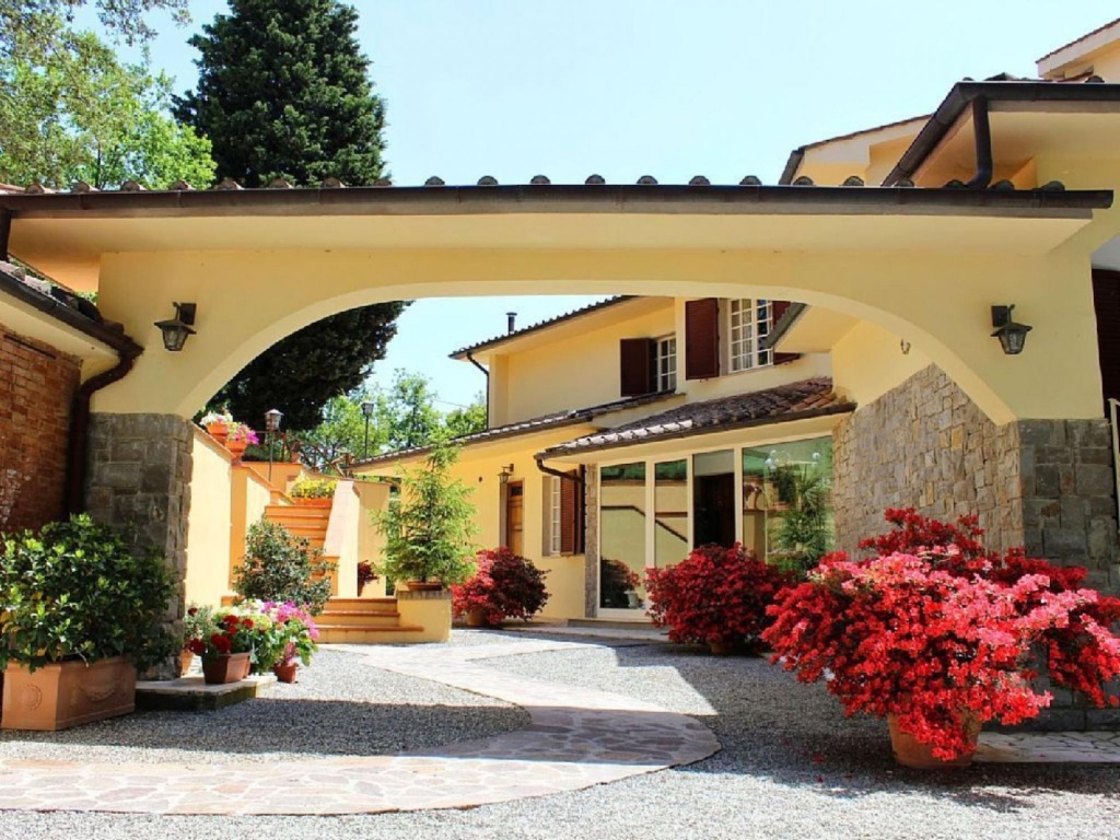 Villa Relais at the gates of Chianti-Relais "Le Fornacelle"