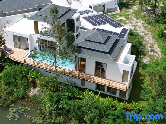 Lakefront 5BR Luxury Villa, Elevator, Pool, Cinema