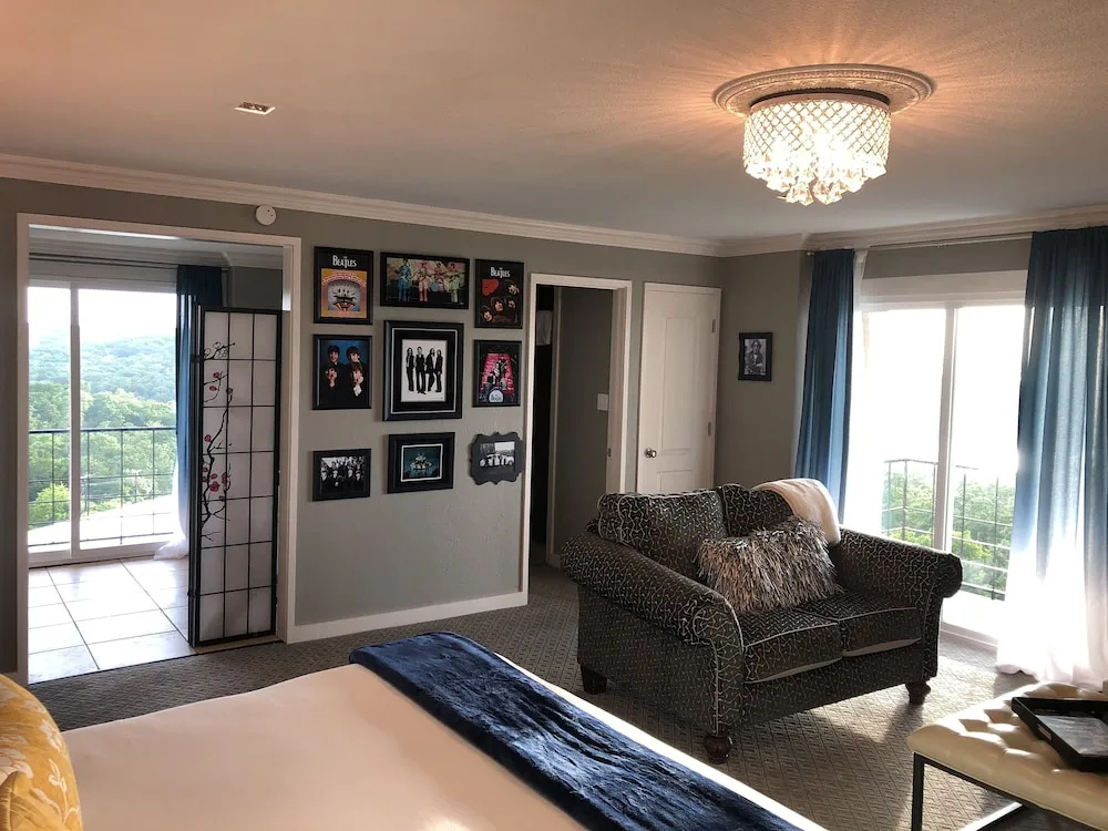 Double Suite with balcony (full double bed)