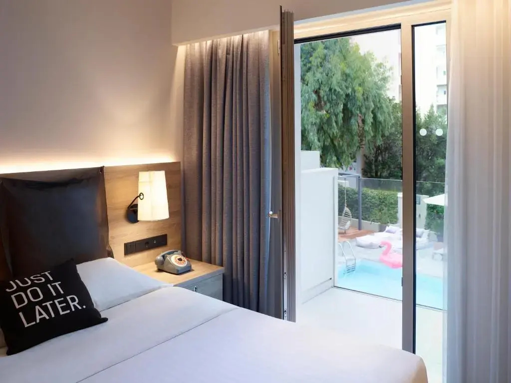 Standard Double room with pool view (full double bed)