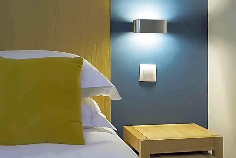 Hotel Mirabeau Eiffel - Tap to explore photos