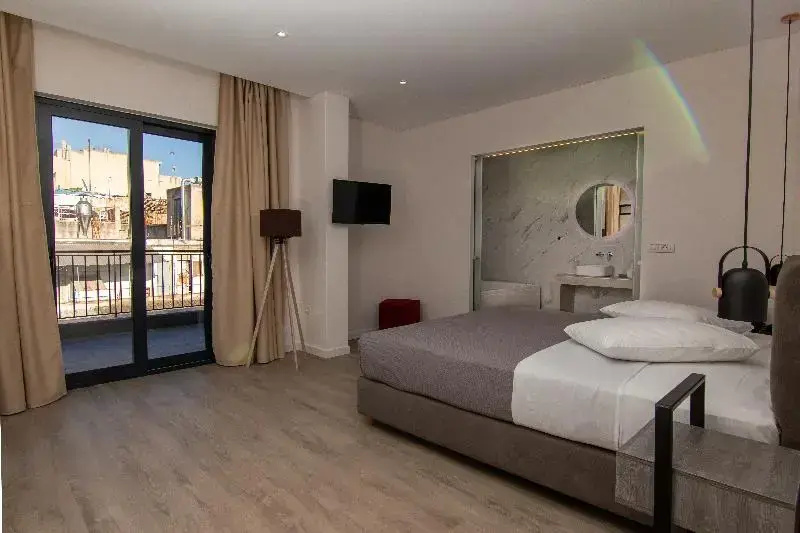 Double Jacuzzi Suite (full double bed)