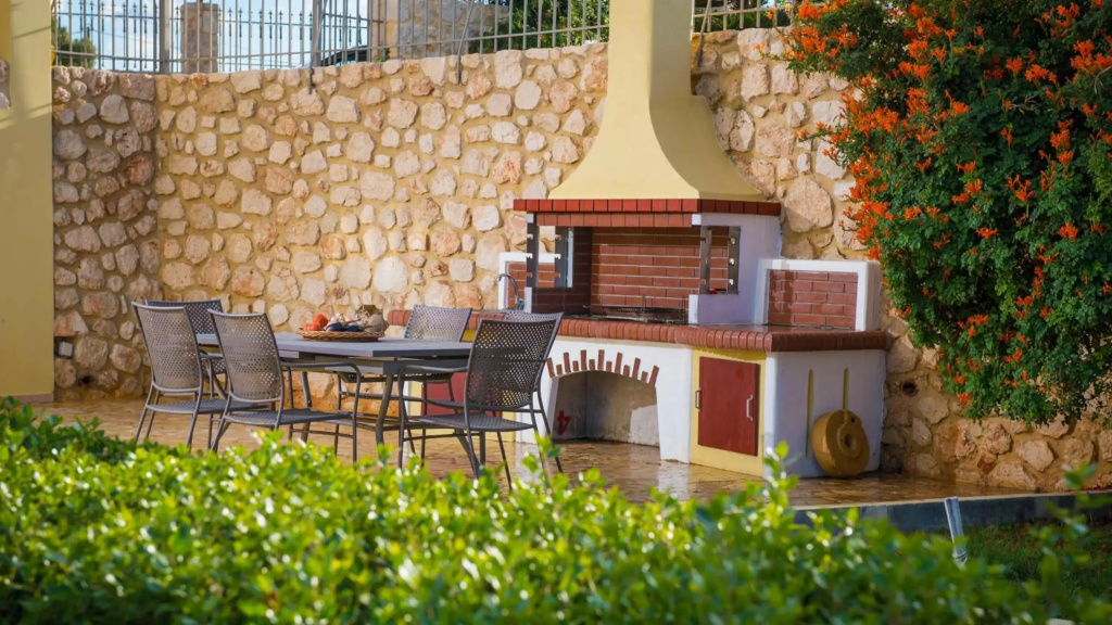 Sunshine Villa with Private Pool by Estia