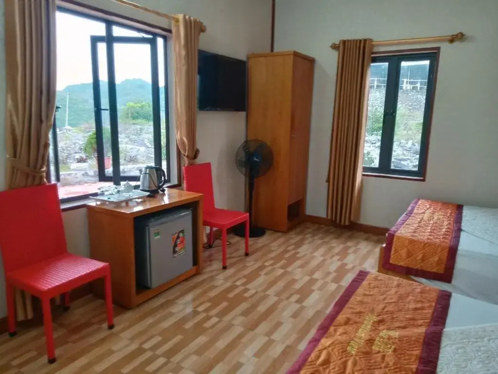Standard Family room with mountain view