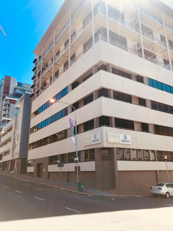 City Slicker Double Volume Loft, Magnificent Table Mountain View, close to V&A Waterfront, never any load shedding!