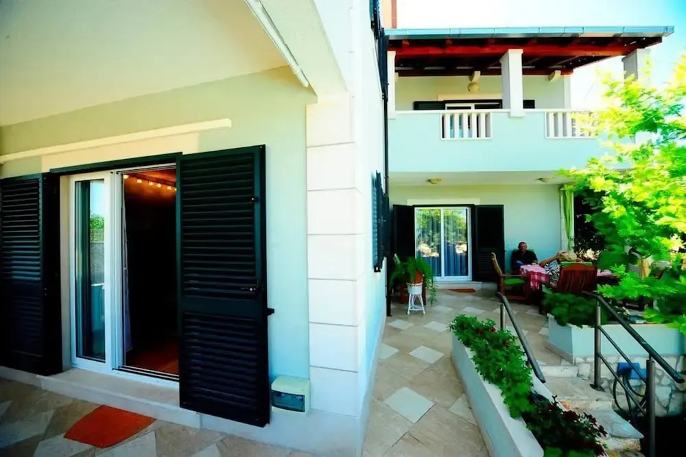4 Bed Villa Sleeps 9 - Pool, Pets, Garden, Parking