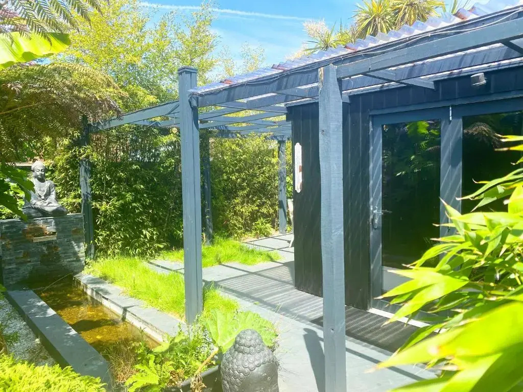 Zen Garden Cottage - Sleeps 2 - Patio & Parking