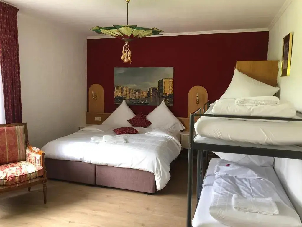 Standard Quadruple room with garden view