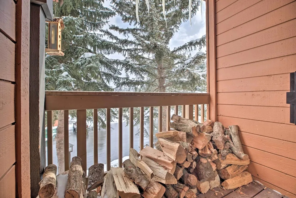 The Mammoth Lodge by Hiking, Lakes, Skiing & More!