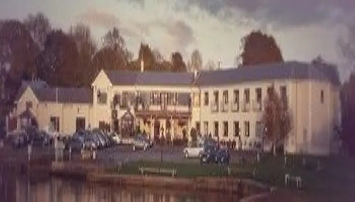 Lakeside Manor Hotel