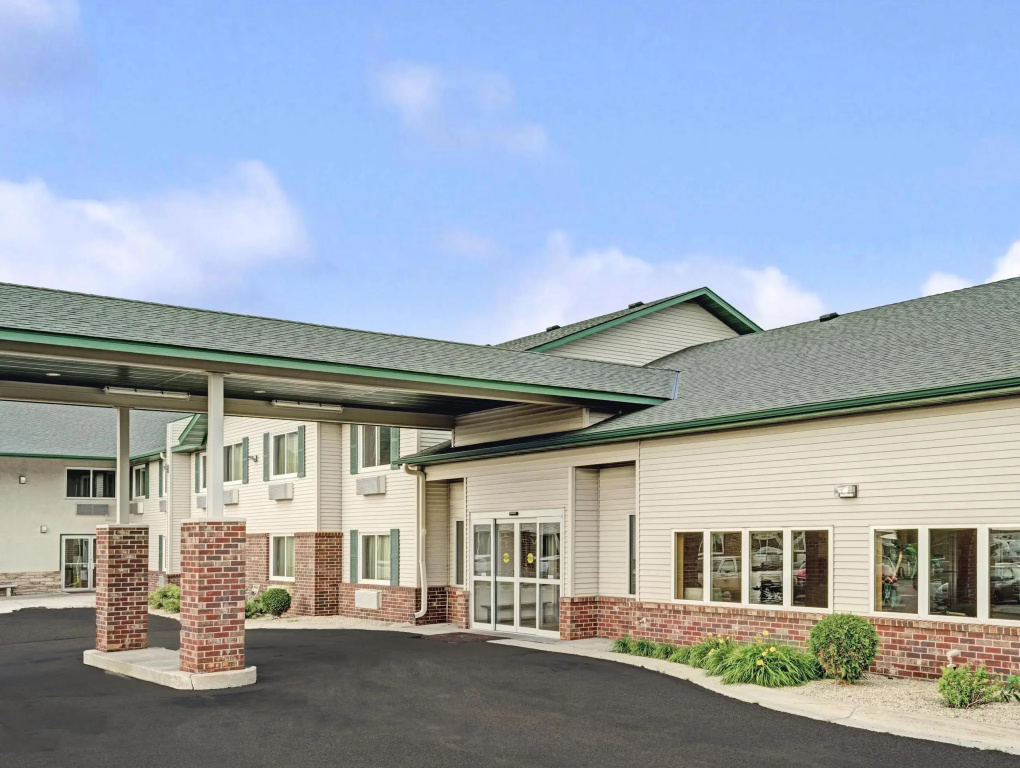 Super 8 By Wyndham Rogers Minnesota