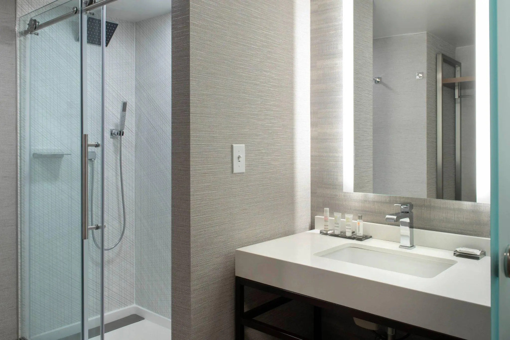Standard Double room with city view (full double bed)