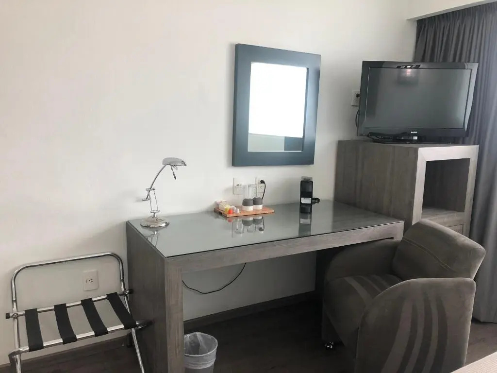 Room with street view