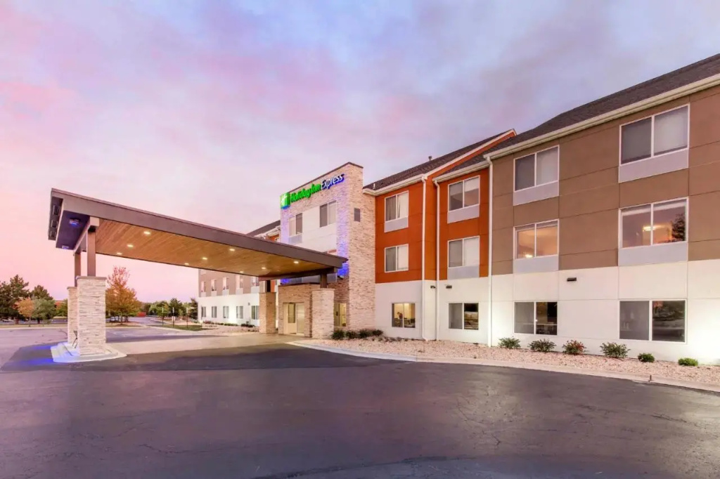 Holiday Inn Express & Suites Chicago West - St Cha