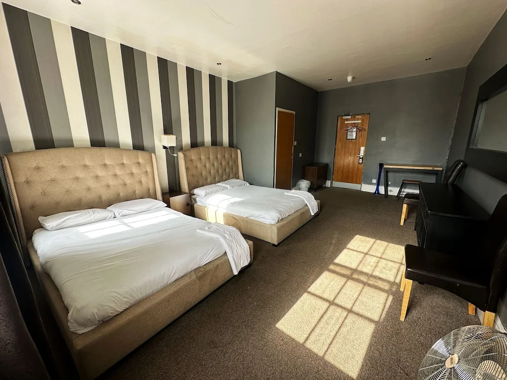 Четырёхместный номер Standard в Somerset Hotel Baker Street London