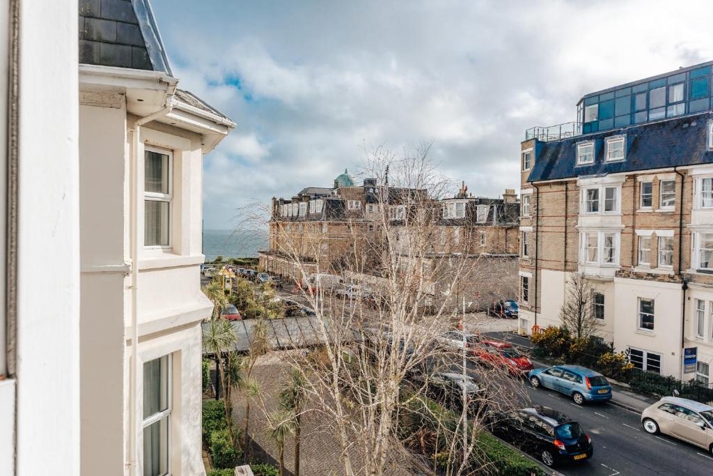 Spacious 2 bedroom flat near beach and town centre