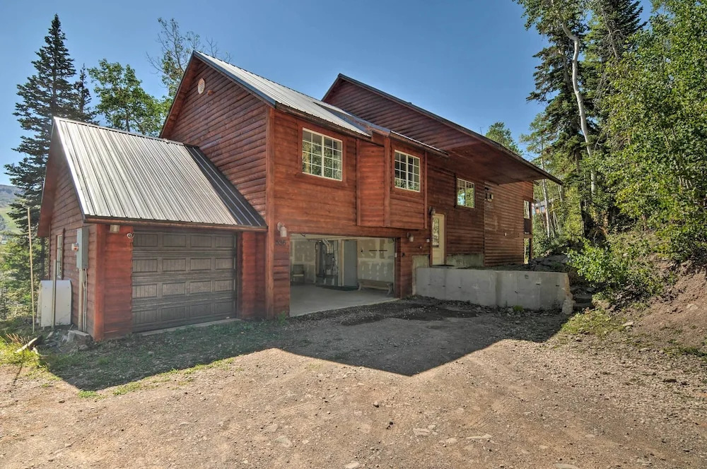 < 1 Mi to Brian Head Resort: Mtn-view Gem w/ Deck