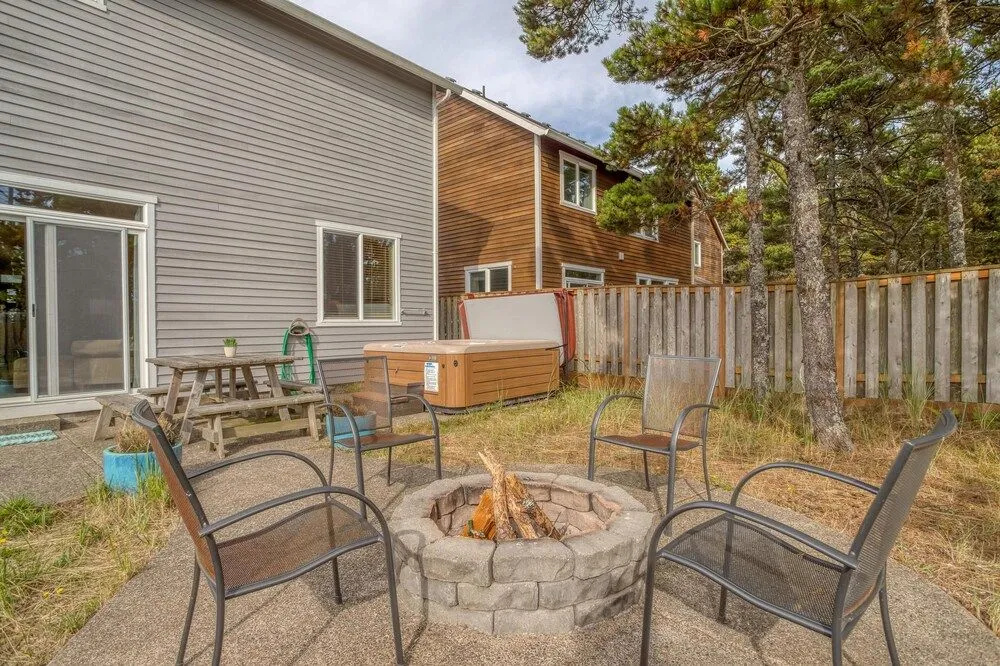 Spacious Outdoor Oasis with Hot Tub and Entertainment - Exquisite Beach Retreat