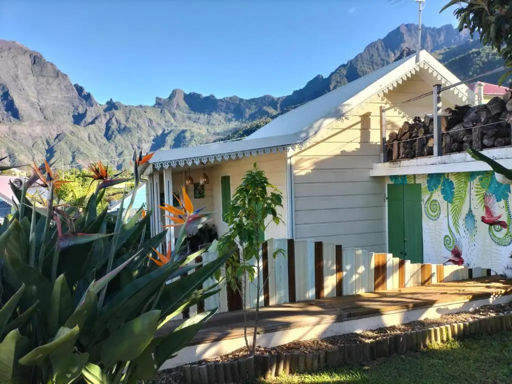 Standard room with mountain view