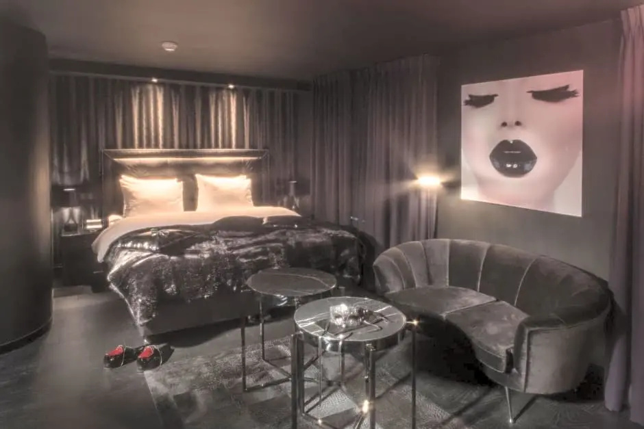 Double Suite full double bed