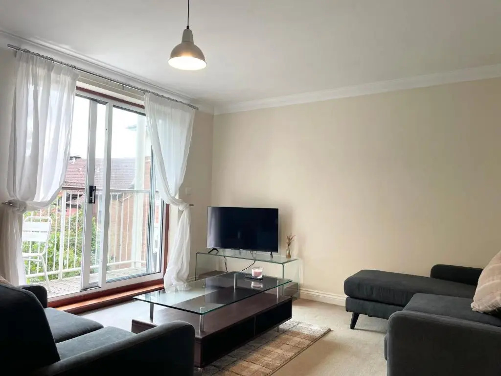 BEST PRICE - AMAZING 2 Bed 2 Bath - 4 Singles or Super King beds, 10 min walk to city centre, Smart Tv, Ensuite, Balcony, FREE PARKING