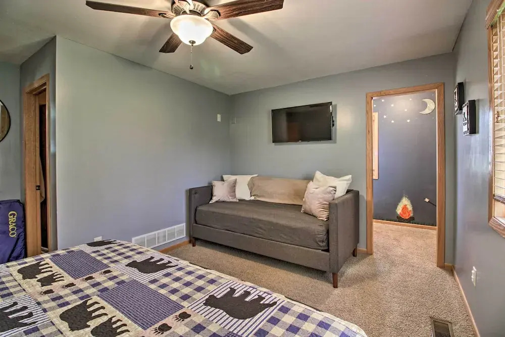 Cabin w/ Fire Pit & Movie Room, 1 Mi to Lake — фото 5